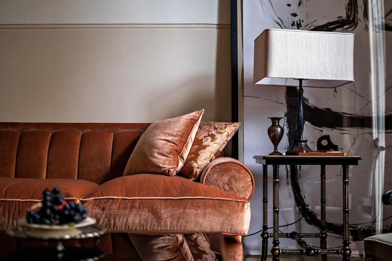 Nomad London Hotel ภายนอก รูปภาพ A velvet sofa