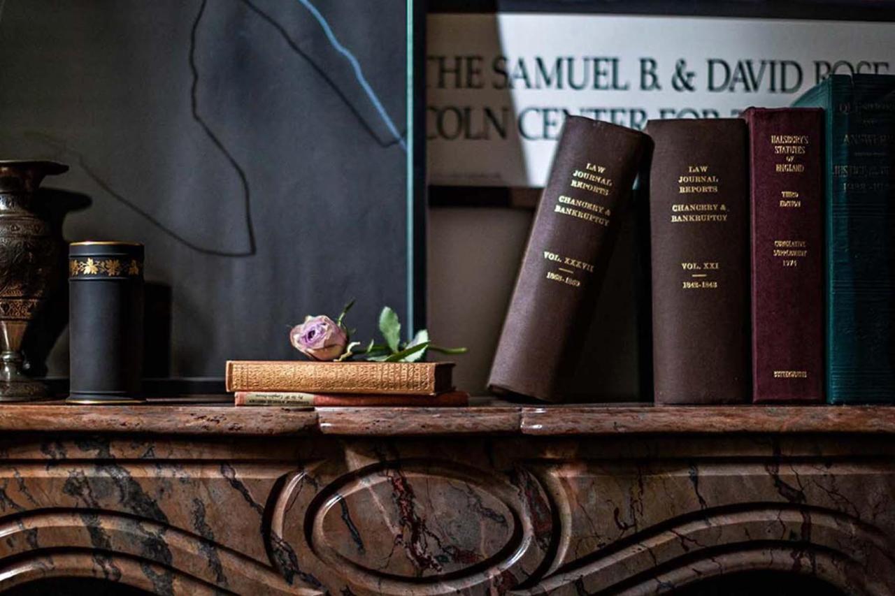 Nomad London Hotel ภายนอก รูปภาพ Books on a fireplace mantel