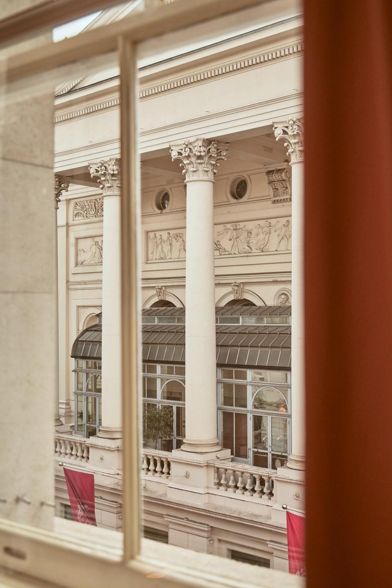 Nomad London Hotel ภายนอก รูปภาพ The interior of the National Museum of Natural History
