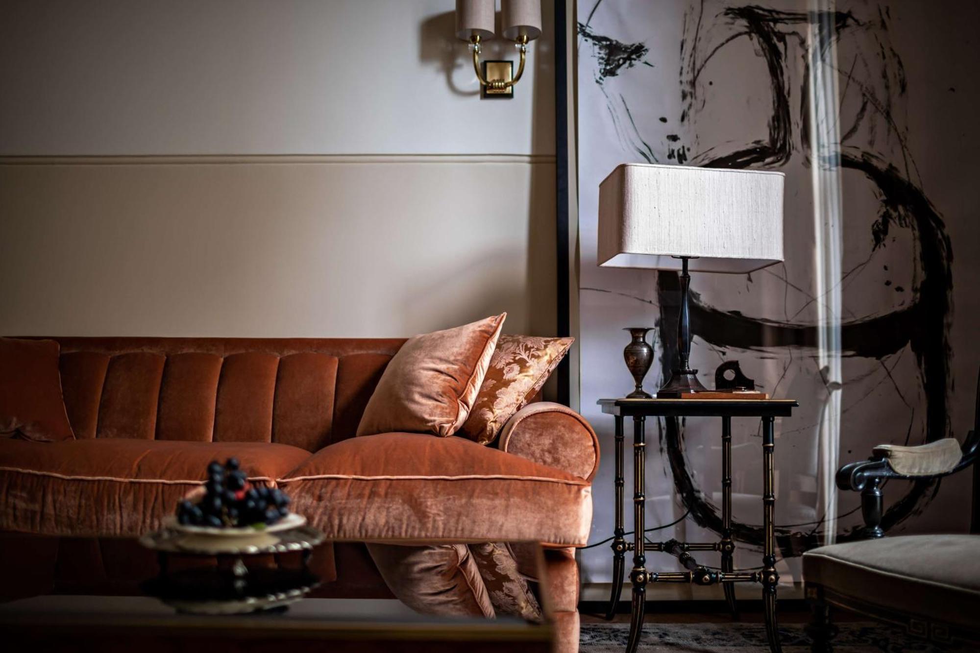 Nomad London Hotel ภายนอก รูปภาพ A velvet sofa