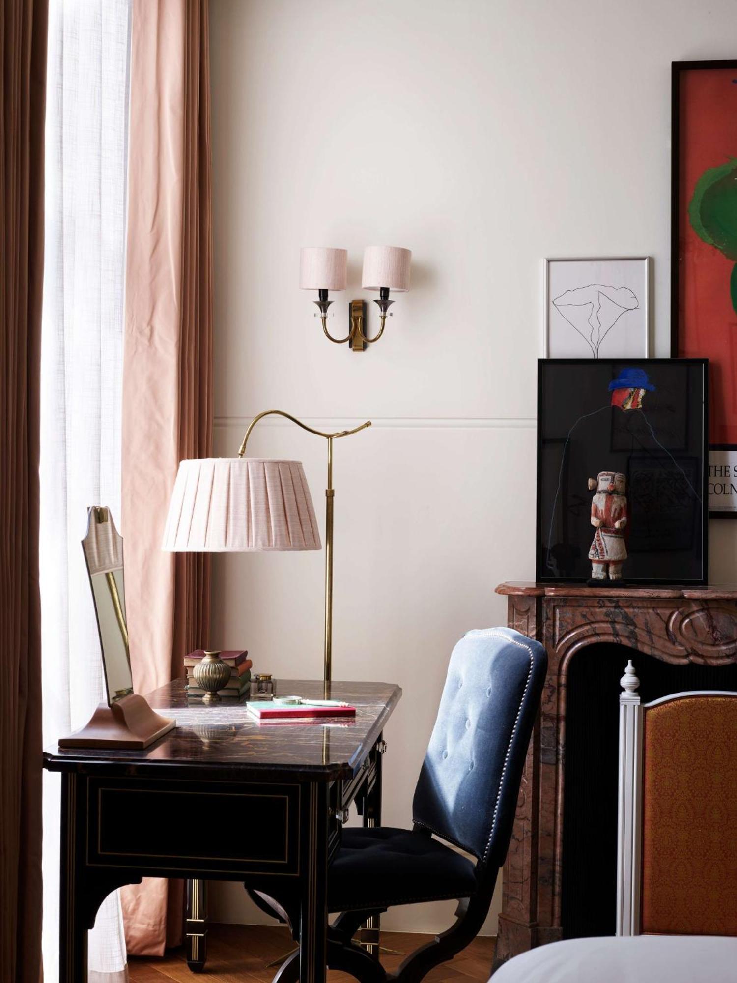 Nomad London Hotel ภายนอก รูปภาพ A wall light