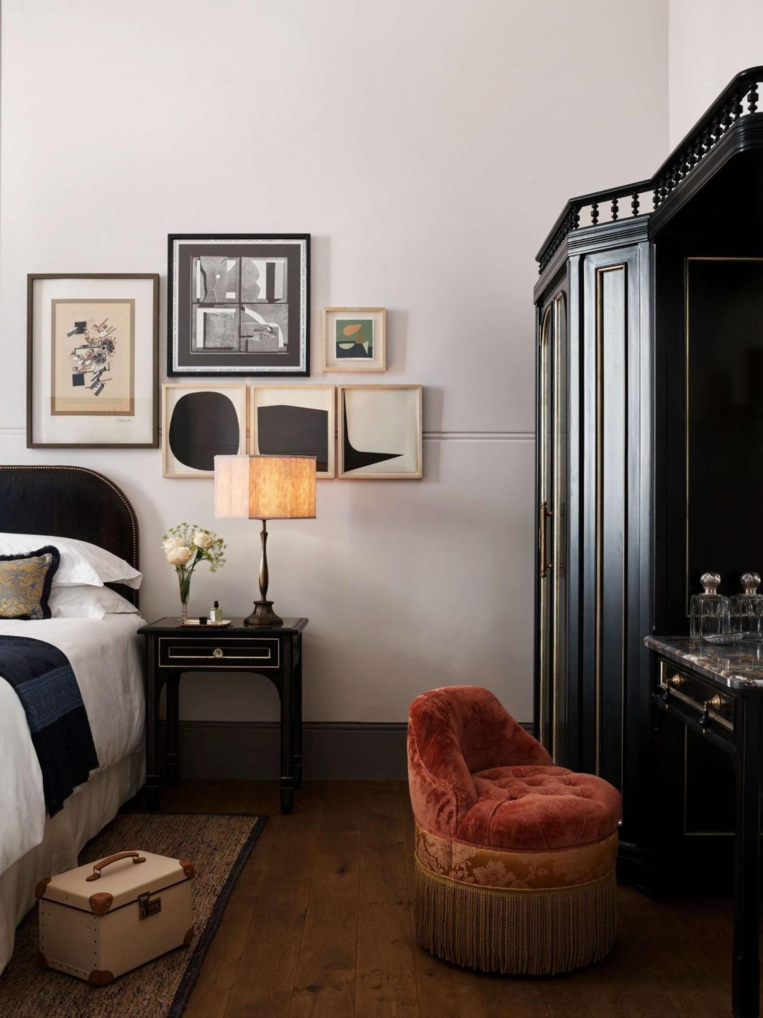 Nomad London Hotel ภายนอก รูปภาพ A bedroom at The Ivy Hotel