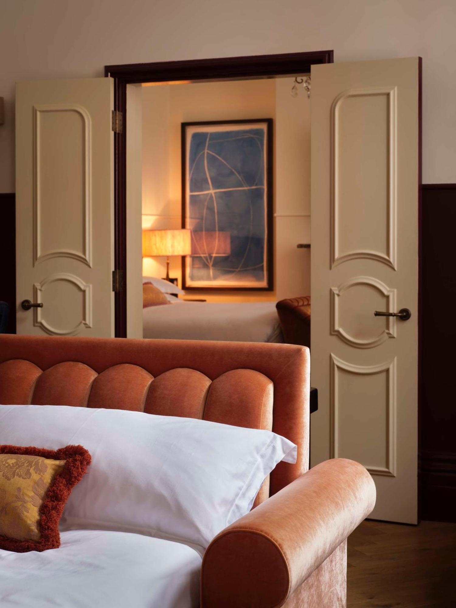 Nomad London Hotel ภายนอก รูปภาพ A bedroom at The Ritz-Carlton, Dubai